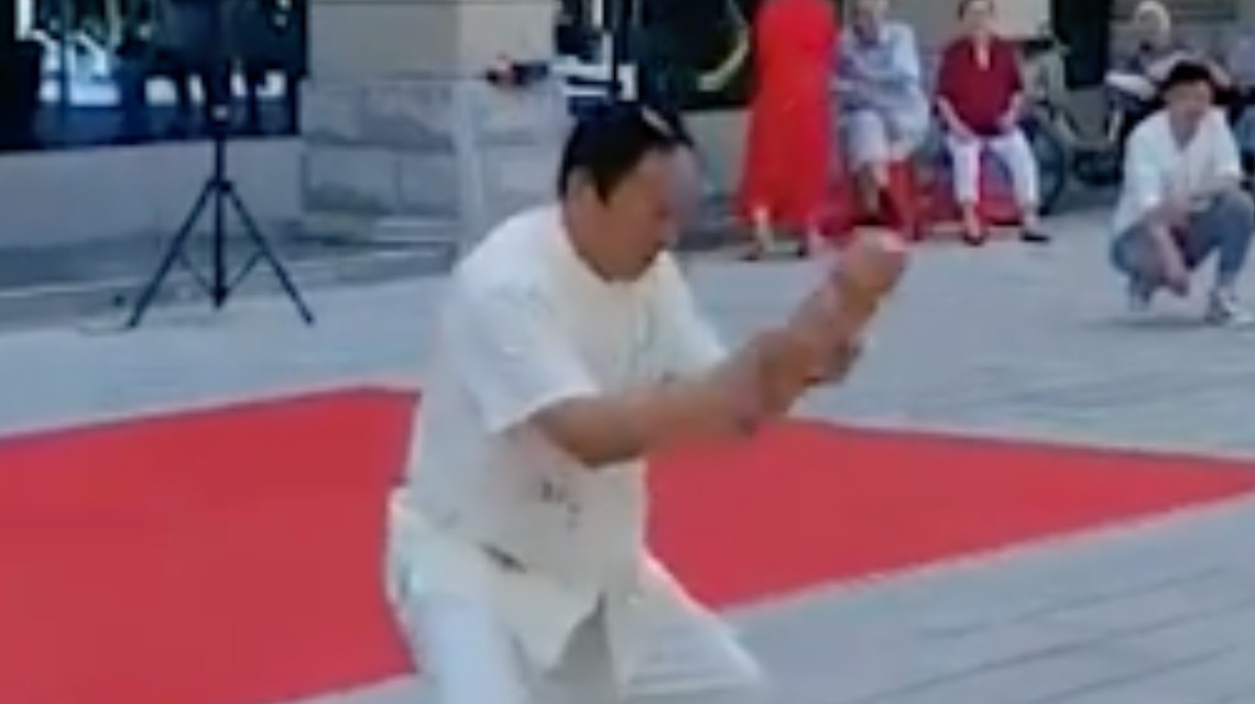 <b>大师铁头劈砖后头破血流</b>